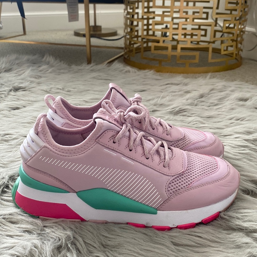 Tennis shoes/ sneakers